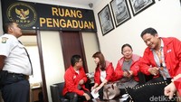 Ketua DPP PSI Tsamara Amany Alatas didampingi sejumlah pengurus tiba di kantor DKPP, Jl MH Thamrin, Jakarta Pusat, Rabu (23/5/2018).