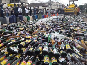 Polisi Musnahkan Ribuan Botol Miras Hasil Operasi di Cilacap