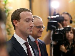 Mengintip Zuckerberg Dicecar Parlemen & Disambut Demo