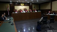 Hasmun Hamzah mengikuti sidang dengan agenda pembacaan dakwaan.