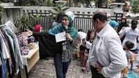 Bazar baju murah ini pun dimeriahkan oleh beberapa dokter yang turut hadir untuk melihat-lihat atau ikut serta memasarkan baju-baju yang dijual di bazar tersebut.