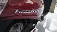 Untuk fiturnya cenderung minimalis. Suzuki Access 125 dibekali dengan panel instrumen kombinasi analog dan digital. Selain itu juga terdapat soket DC yang berfungsi sebagai pengisi daya gadget selama perjalanan. Lalu untuk lampu depannya masih mengandalkan bohlam.