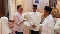 Pertemuan itu diungkap oleh Anwar Ibrahim lewat unggahan di Facebook, Rabu (23/5/2018). Saat pertemuan, Anwar didampingi sang istri yaitu Wan Azizah Wan Ismail. Malam tadi saya dan Azizah dikunjungi oleh Bapak Leftenan Jeneral (P) Prabowo Subianto, Ketua Umum Parti Gerindra di Indonesia di kediaman Bukit Segambut, tulis Anwar.