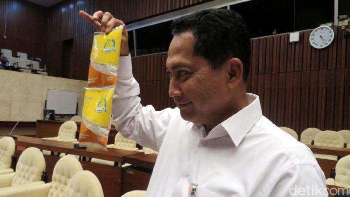Ini Lho Penampakan Beras Sachet 200 Gram Bulog Dirut Perum Bulog Budi Waseso alias Buwas menunjukkan beras sachet 200 gram. Beras ini bakal dijual Bulog seharga Rp 2.500. Penasaran? Yuk lihat penampakannya.