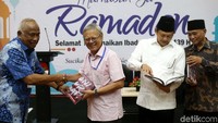 Buku itu sendiri berisi foto perjalanan KPK sejak pertama berdiri hingga saat ini.