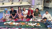 Menjadi salah satu pembawa acara dengan jadwal padat, membuat Denny lebih sering buka puasa di lokasi syuting. Menu liwetan komplet ini jadi santapan berbuka Denny dan rekan artis lainnya. Foto: Instagram @dennycagur