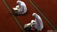 Mereka membaca alquran sambil menunggu waktu berbuka tiba.