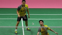 Kevin/Marcus akhirnya kalah dalam duel tiga gim yang berakhir dengan skor 16-21, 21-13, 12-21. Thailand menyamakan skor jadi 1-1. Foto: Puspa Perwitasari/Antara Foto
