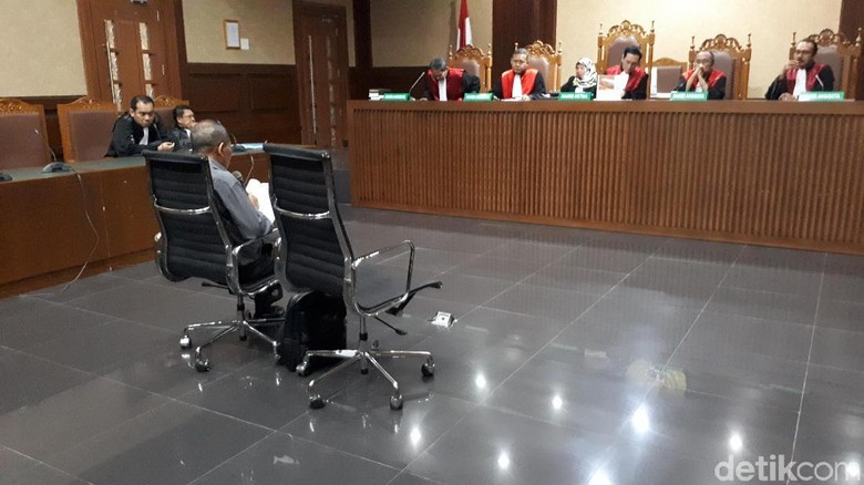 Eks Ketua PT Manado Baca Pleidoi, Menyesal Terima Suap Eks Ketua PT Manado Baca Pleidoi, Menyesal Terima Suap