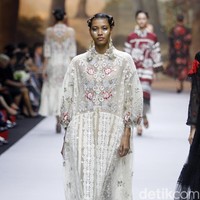 Fashion show koleksi spring/summer 2019 dari desainer Biyan Wanaatmadja di Ballroom Ritz Calton Pacific Place, Jakarta, Selasa [22/5/2018]. Foto: Mohammad Abduh/Wolipop