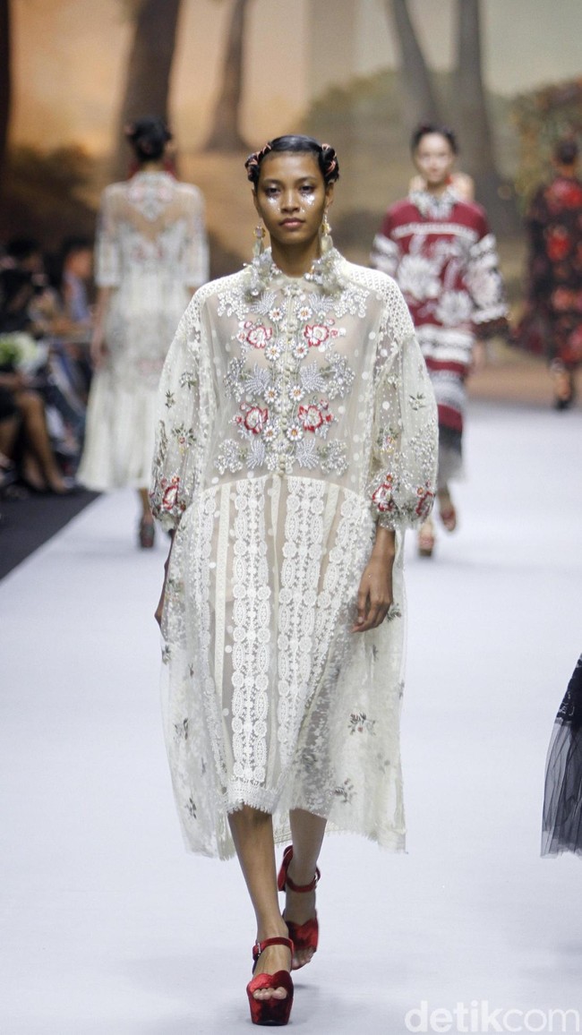 Fashion show koleksi spring/summer 2019 dari desainer Biyan Wanaatmadja di Ballroom Ritz Calton Pacific Place, Jakarta, Selasa [22/5/2018]. Foto: Mohammad Abduh/Wolipop