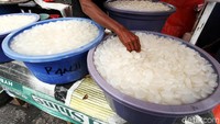 Dalam melakukan penjualan, para pedagang menjadikan ember-ember besar sebagai wadah kolang-kaling.