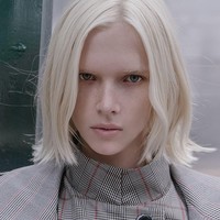 Alyona Subbotina sekilas mungkin tak terlihat mengidap albino. Selain berprofesi sebagai model, wanita asal Kazakstan ini juga merupakan seorang pebisnis. Foto: Instagram