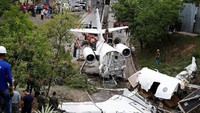 Pihak bandara dan kepolisian setempat masih terus melakukan evakuasi dan olah TKP untuk mengetahui penyebab utama kecelakaan tersebut. Jorge Carbera/Reuters.