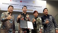 Direktur Utama Vasanta Indo Properti Agnus Suryadi (kiri), Chief Representative Indonesia Office LOTTE E & C Kang Woo Lee (kedua kiri), Direktur Finance PT Premier Qualitas Indonesia Yenny Wirama Palau (kedua kanan) dan CEO PT Graha Wibawa Propertindo Boy Noviyandi, berbincang usai penandatanganan naskah kerjasama, di Jakarta, Rabu (23/5).
