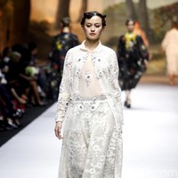 Fashion show koleksi spring/summer 2019 dari desainer Biyan Wanaatmadja di Ballroom Ritz Calton Pacific Place, Jakarta, Selasa [22/5/2018]. Foto: Mohammad Abduh/Wolipop