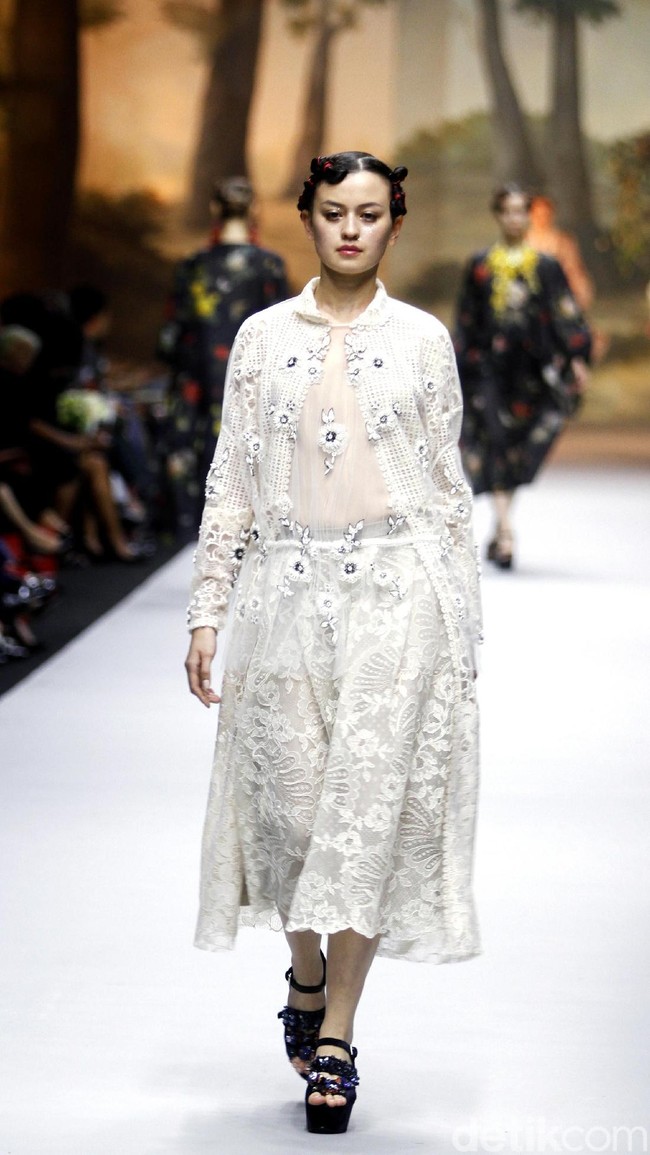 Fashion show koleksi spring/summer 2019 dari desainer Biyan Wanaatmadja di Ballroom Ritz Calton Pacific Place, Jakarta, Selasa [22/5/2018]. Foto: Mohammad Abduh/Wolipop