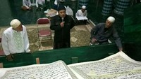 Selama Ramadan, ada tujuh orang yang membaca Alquran tersebut secara bergantian. Pembacaan biasanya dimulai dari pukul 20.00 WIB selepas salat tarawih dan selesai sekitar pukul 22.00 WIB. Ardian Fanani/detikcom.