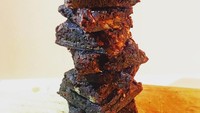 Tumpukan brownies cokelat, jadi bikin lapar! Kira-kira berapa potong brownies yang dibutuhkan, sebelum menara brownies ini tumbang? Foto: Instagram/Istimewa