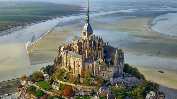 Mont Saint Michel Castle dibangun pada abad ke-10 dan sekarang menjadi pusat ziarah para penganut Nasrani. Butuh waktu sekitar 3 sampai 4 jam dari Kota Paris (map_of_europe/Instagram) Mont Saint Michel Castle dibangun pada abad ke-10 dan sekarang menjadi pusat ziarah para penganut Nasrani. Butuh waktu sekitar 3 sampai 4 jam dari Kota Paris (map_of_europe/Instagram)