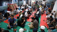 Warga membatalkan puasanya saat azan magrib berkumandang.