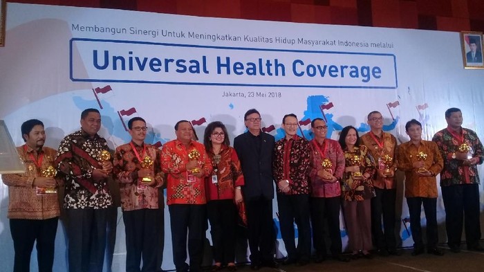 Beberapa Bupati dan Walikota dari 120 kabupaten-kota yang menerima penghargaan UHC hari ini bersama Mendagri Tjahjo Kumolo dan Dirut BPJS Fachmri Idris. (Foto: Frieda Isyana Putri) Beberapa Bupati dan Walikota dari 120 kabupaten-kota yang menerima penghargaan UHC hari ini bersama Mendagri Tjahjo Kumolo dan Dirut BPJS Fachmri Idris. (Foto: Frieda Isyana Putri)