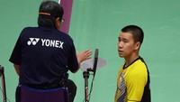 Pada pertandingan ini, Kevin/Marcus merasa dirugikan karena servis mereka sering dinyatakan fault. Terlihat Marcus melakukan protes kepada wasit. Foto: Puspa Perwitasari/Antara Foto