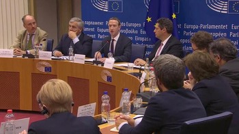 Banyak pertanyaan yang fokus kepada komitmen Facebook terhadap General Data Protection Regulation (GDPR) yang akan diberlakukan pada 25 Mei 2018. Namun, Zuckerberg tidak menjawab pertanyaan tersebut secara gambang. (Foto: Reuters)