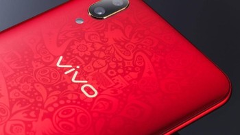 Panel belakang smartphone mengusung pencetakan gradien empat dimensi dan pola mewah. Foto: Sohu
