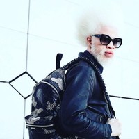 Jewell Jeffrey adalah model albio Afrika-Amerika lain yang eksis di industri fashion. Selain jadi model, Jewell juga merupakan seorang DJ. Foto: Instagram