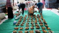 Panitia masjid menyiapkan hidangan untuk berbuka puasa.