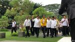Foto: Gaya Jokowi Berjaket Asian Games Kuning di Kantor Golkar
