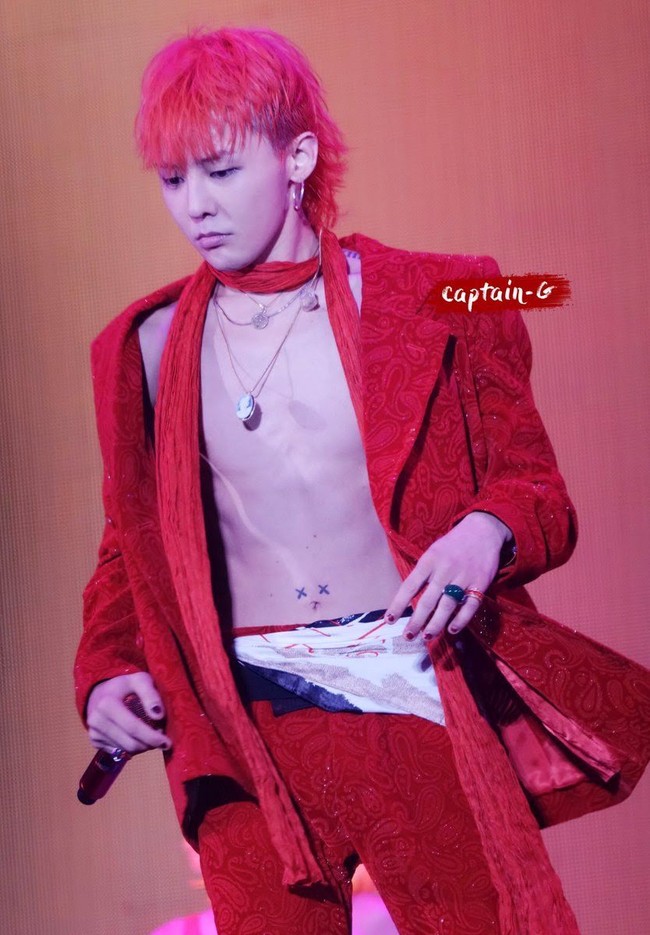 Pada 2017 lalu, fans khawatir tentang G-Dragon Bigbang yang terlihat kehilangan banyak berat badan. Seperti pada foto ini yang menunjukkan tulang selangka G-Dragon terlihat. Banyak anggapan bahwa pencahayaan, sudut, dan pose G-Dragon mungkin menyebabkan tulang selangka tampil lebih menonjol daripada biasanya, tetapi tetap saja penggemar masih khawatir. Foto: Ist.