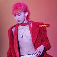 Pada 2017 lalu, fans khawatir tentang G-Dragon Bigbang yang terlihat kehilangan banyak berat badan. Seperti pada foto ini yang menunjukkan tulang selangka G-Dragon terlihat. Banyak anggapan bahwa pencahayaan, sudut, dan pose G-Dragon mungkin menyebabkan tulang selangka tampil lebih menonjol daripada biasanya, tetapi tetap saja penggemar masih khawatir. Foto: Ist.
