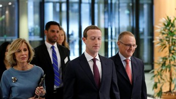 Zuck bersama rekan timnya. (Foto: Reuters)