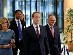 Mengintip Zuckerberg Dicecar Parlemen & Disambut Demo