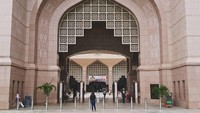 Traveler akan disambut oleh gerbang masjid yang tinggi dan megah. Bangunan masjid terdiri dari 4 lantai dan memiliki lift, sehingga mempermudah wisatawan untuk menyaksikan keindahan tiap lantainya. (panykaqy/Instagram)
