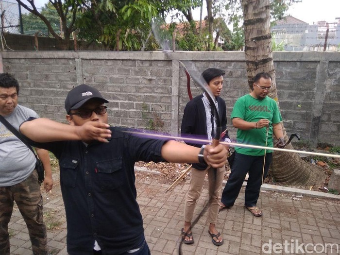 Ngabuburit dengan olahraga memanah bisa jadi pilihan mereka yang ingin bugar sambil beribadah. (Foto: Hakim Ghani) Ngabuburit dengan olahraga memanah bisa jadi pilihan mereka yang ingin bugar sambil beribadah. (Foto: Hakim Ghani)