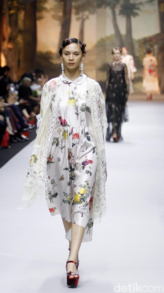 Fashion show koleksi spring/summer 2019 dari desainer Biyan Wanaatmadja di Ballroom Ritz Calton Pacific Place, Jakarta, Selasa [22/5/2018]. Foto: Mohammad Abduh/Wolipop