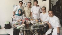 Bersama dengan teman-teman di lokasi syuting. Adly pun terlihat kompak berkumpul sambil menikmati beberapa makanan enak. Foto: Instagram @adlyfairuz