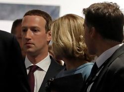 Mengintip Zuckerberg Dicecar Parlemen & Disambut Demo