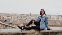 Berlatar rumah-rumah cantik khas Spanyol, Liza nampak menikmati Kota Segovia. (lizasoberano/Instagram)