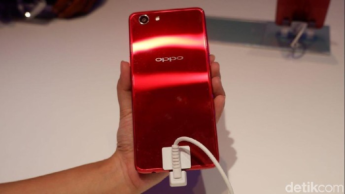 Oppo F7 Solar Red. Foto: detikINET/Adi Fida Rahman Oppo F7 Solar Red. Foto: detikINET/Adi Fida Rahman
