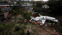 Sebuah pesawat Gulfstream G200 mengalami kecelakaan setelah tergelincir saat akan mendarat di Bandara Internasional Toncontin, Honduras, Selasa (22/5/2018) waktu setempat. Jorge Carbera/Reuters.