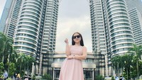 Menara Petronas di Kuala Lumpur, Malaysia juga pernah dikunjungi oleh Levana. Ini dia gayanya dengan dress berwarna pink (@levanavarraiza/Instagram)