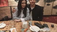 So sweet! Selalu terlihat bersama sang pacar, Adly pun kini menyantap sushi hingga sashimi yang nikmat di restoran Jepang. Foto: Instagram @adlyfairuz