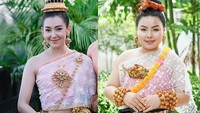 Si cantik Bella Campen, artis asal Thailand ini sedang berfoto dengan baju tradisional Thailand. Sine pun membuat versi uniknya dengan aksesori serba ikan. Ada kalung ikan, ikan pinggang ikan, anting ikan asin kapas hingga pengikat rambut berbentuk lobster. Foto: Instagram @framsook_lek_lek