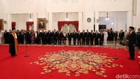 Pengucapan sumpah jabatan dilakukan di hadapan Presiden Jokowi.