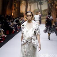 Fashion show koleksi spring/summer 2019 dari desainer Biyan Wanaatmadja di Ballroom Ritz Calton Pacific Place, Jakarta, Selasa [22/5/2018]. Foto: Mohammad Abduh/Wolipop