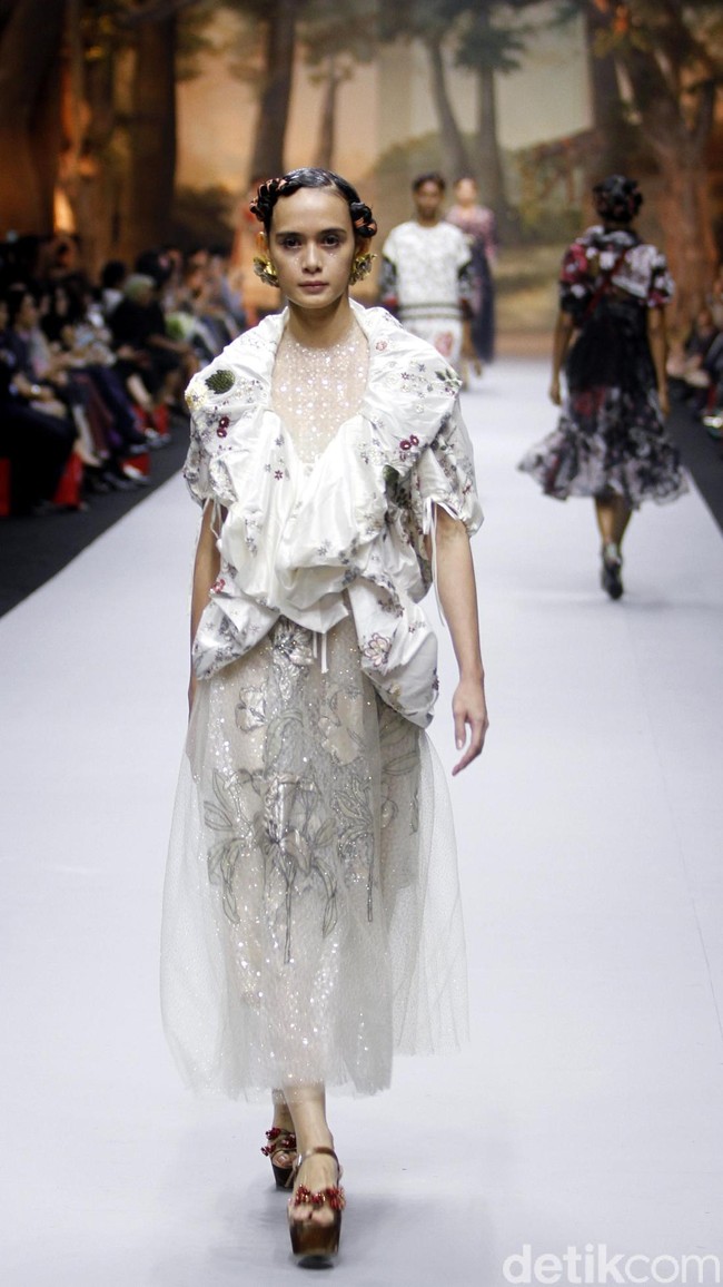 Fashion show koleksi spring/summer 2019 dari desainer Biyan Wanaatmadja di Ballroom Ritz Calton Pacific Place, Jakarta, Selasa [22/5/2018]. Foto: Mohammad Abduh/Wolipop